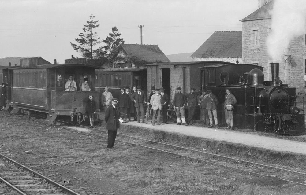 A railway employee at Saint-Nicolas du Pélem station at the beginning of the 20th century. Photo: Jean-François Gouriou. Source: Collections du Musée de Bretagne. Inventory number: 986.0001.112