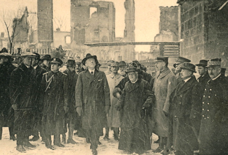Le président américain visite les ruines de Reims le 26 janveir 1919. Carte postale (détail). Collection particulière.