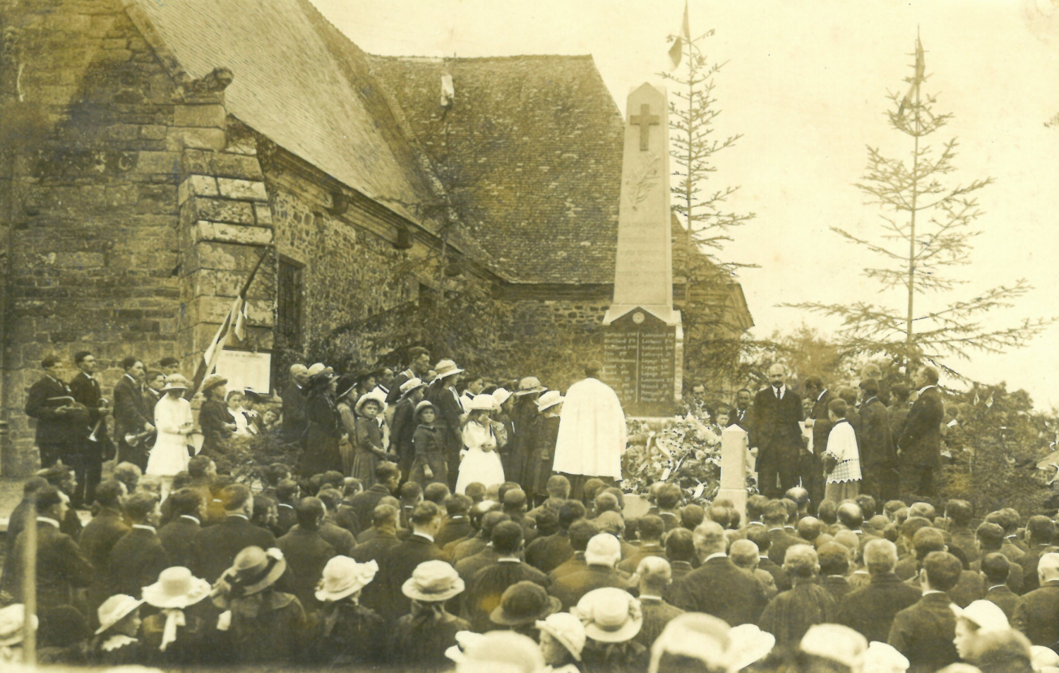 L’inauguration du monument aux morts de Pleumeleuc. Archives municipales de Pleumeleuc.
