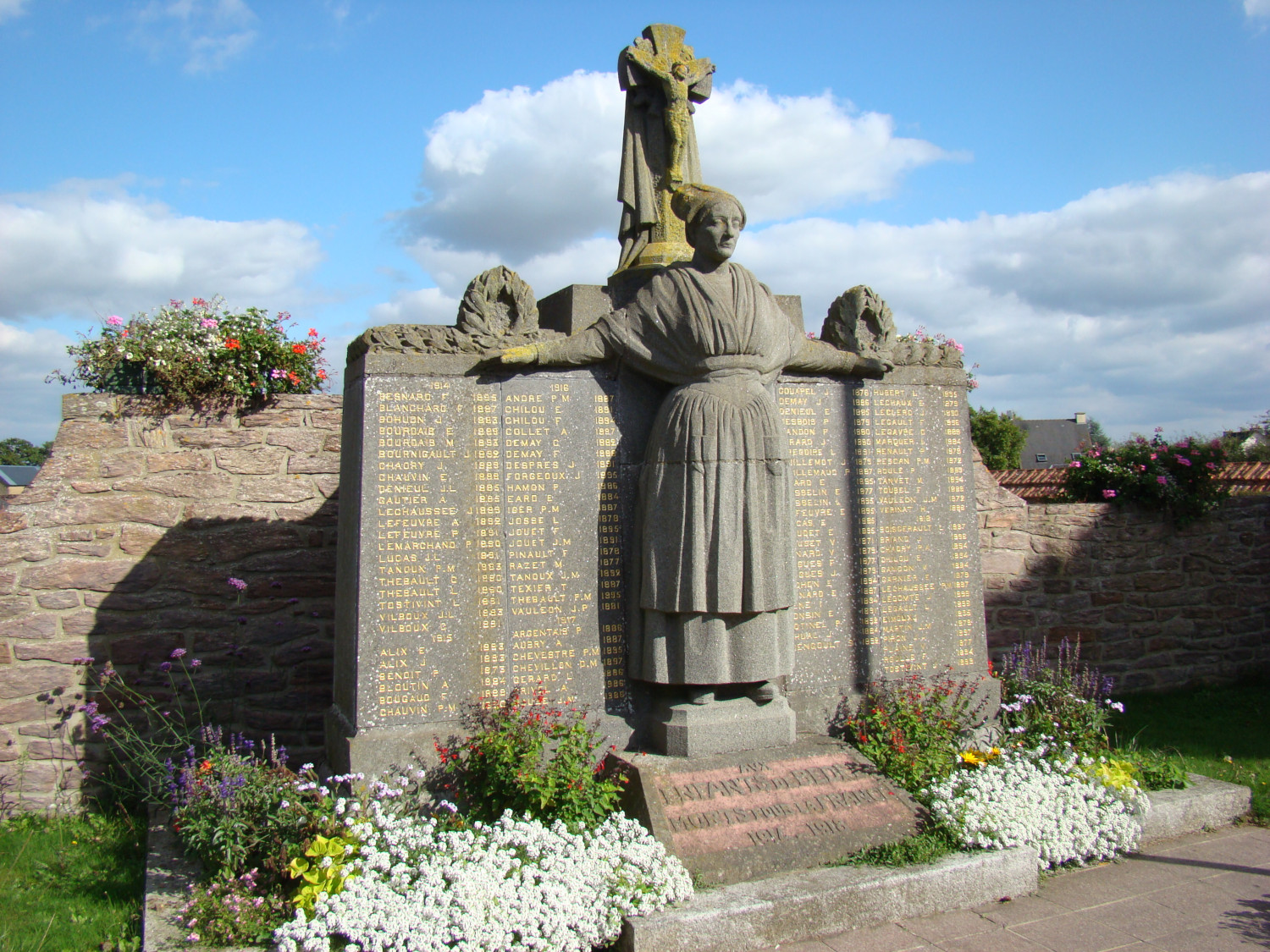 Monument aux morts de Bédée. Cliché: Montfort Communauté.