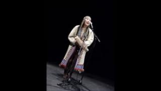 Extrait de chant Yakoute par la chanteuse Saina avec la participation du public